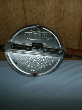 The Genuine Whirley-Pop Stovetop Popcorn Popper Aluminum Hand Crank 6 qt Lid